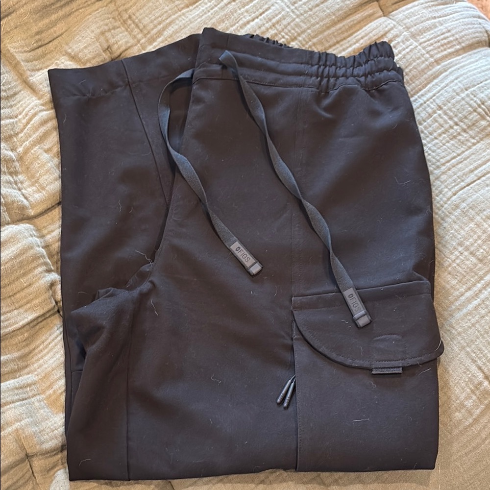 Figs Women’s cropped cargo scrub pants